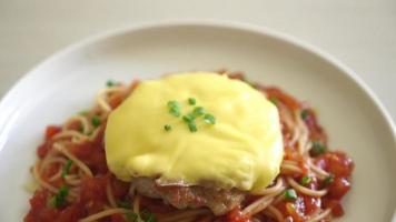 spaghetti al sugo di pomodoro con amburgo e formaggio video