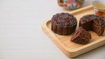 gâteau de lune chinois saveur chocolat noir sur plaque de bois video