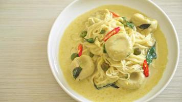 macarrão de arroz com curry verde e bola de peixe - estilo de comida tailandesa video