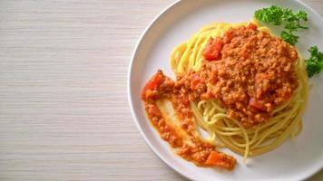 spaghetti alla bolognese di maiale o spaghetti con salsa di pomodoro tritato di maiale - stile italiano video