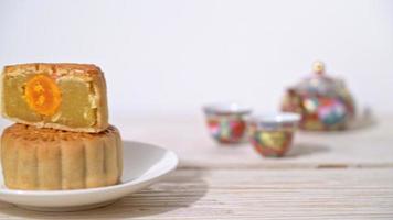 bolo de lua chinês sabor durian e gema de ovo para o festival do meio do outono video