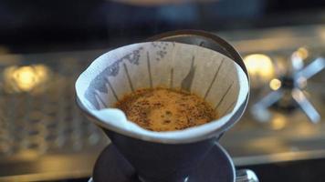 hälla varmt vatten för att droppa arabica-kaffe video