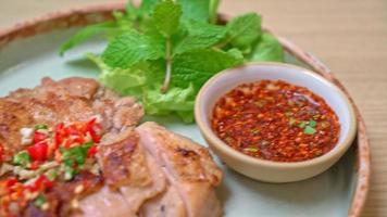 savoury grilled chicken with chilli and garlic on plate video