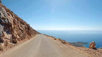 lapso de tiempo del coche a lo largo de un sinuoso camino estrecho de montaña a lo largo de la costa española. unidad de punto de vista del vehículo. video
