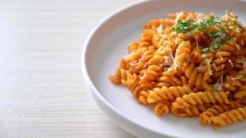 pasta a spirale o spirali con salsa di pomodoro e formaggio - stile alimentare italiano video