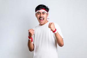 retrato de jóvenes asiáticos tomando selfie durante la celebración del día de la independencia de indonesia foto