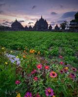 templos budistas ubicados en el pueblo de bugisan, prambanan foto