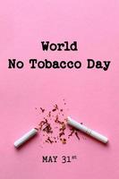 letras del día mundial sin tabaco sobre fondo rosa. foto