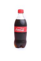 yogyakarta, 09 de marzo de 2021, botella de plástico de coca cola. bebida carbonatada sin alcohol.