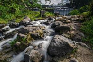 cascada de agua de watu purbo ubicada en yogyakarta foto