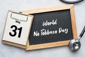 Letras del día mundial sin tabaco sobre fondo de pizarra. foto