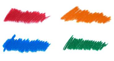 crayón abstracto sobre fondo blanco. textura de garabato de crayón azul, naranja, verde y rojo. foto
