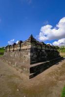 templo sambisari en la mañana contra el cielo azul foto