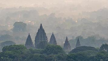 templo antiguo en indonesia foto