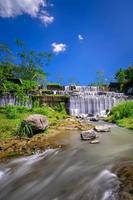 cascada de agua de watu purbo ubicada en yogyakarta foto