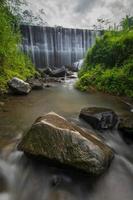 cascada de agua de watu purbo ubicada en yogyakarta foto