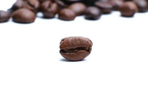 Conjunto de granos de café recién tostados aislado sobre fondo blanco. foto