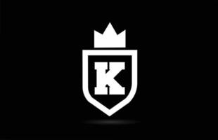 Ícono del logotipo de la letra del alfabeto k con diseño de corona de rey. plantilla creativa para empresas y negocios en colores blanco y negro vector