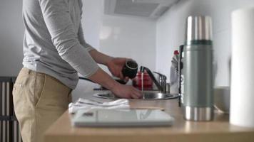 un uomo che lava il caffè mocco in cucina a casa - giorno video