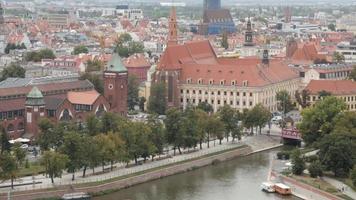 vista aérea de la ciudad de Wroclaw - panorama de las calles y la orilla del río