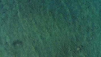 schöner see mit blauem transparentem sauberem wasser an einem sonnigen tag. natürliche und wunderschöne türkisfarbene und blaue Farben. ruhiges Urlaubsfeeling. Wellen des Sees fließen ruhig. entspannendes und ruhiges Gefühl. video