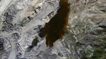 vista aérea do poço da mina a céu aberto. tiro de drone da atividade de mineração de carvão. poluição da água. Extração. paisagem destruída. ambiente apocalíptico. perturbação da natureza. video