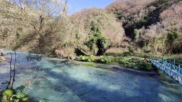 schöne natürliche Quelle an einem sonnigen Tag. wunderbare natürliche Farben von Grün, Gelb und Blau. Naturdenkmal. Verbindung mit der Natur. Wasserquelle. Entspannung und Vermittlung. bereiten Sie Ihren Urlaub vor. video