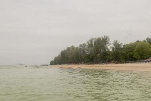 ko naka yai, playa e isla en el distrito de phuket, tailandia. foto