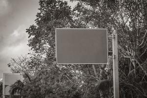 señal de tráfico en la autopista autopista en playa del carmen méxico. foto