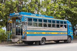 phuket tailandia 06. noviembre 2018 autobús público desde atrás en la playa de patong, phuket, tailandia.