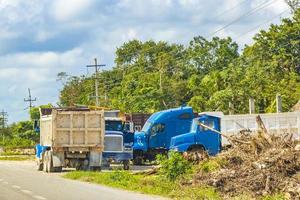 camiones volquetes camiones excavadoras y otros vehiculos industriales tulum mexico. foto