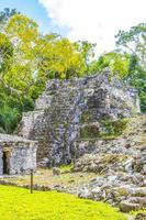 antiguo sitio maya con templo ruinas pirámides artefactos muyil mexico. foto