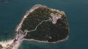 luchtfoto drone uitzicht op de prachtige kust kust op een zonnige dag. prachtige blauwe kleuren. vakantie en ontspannen sfeer. eilanden en boten. geweldige stranden om te bemiddelen en de ziel te genezen. levendige kleuren. video