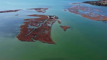 vista aérea de drones de belas paisagens de pântanos em um dia ensolarado. fortaleza histórica e patrimônio cultural debaixo d'água. belas cores na água e paisagem incrível. viajar o mundo. video