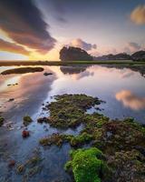 puesta de sol en la playa de indonesia foto