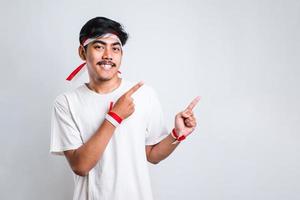 hombre vestido con una diadema roja y blanca apuntando con el dedo de la mano hacia un lado foto