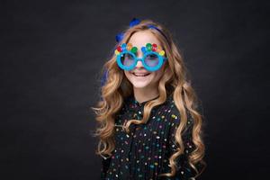 retrato lindo juguetón soñador con una sonrisa con dientes hermosa niña jugando foto