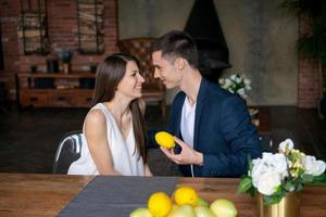 pareja madura romántica disfrutando en casa después de la oficina. hombre alegre foto