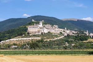 pueblo de asís en la región de umbría, italia. la ciudad es famosa por la basílica italiana más importante dedicada a st. francis - san francesco. foto