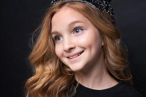 pequeña graciosa linda cumpleañera, princesa de 10 años, viste ropa oscura foto