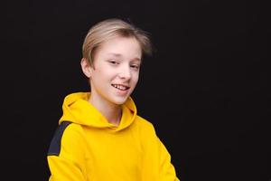 guapo sonriente joven europeo chico adolescente sin palabras mirando a la cámara foto