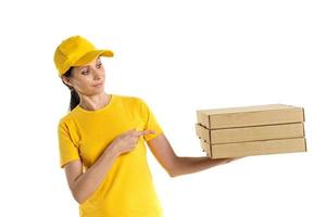 mujer de entrega con pizza en cajas de cartón en el fondo foto