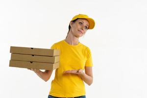 mujer, en, amarillo, repartidor de pizza, niña, blanco, plano de fondo foto