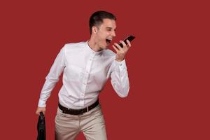 imagen joven empresario emocional emocionado gritando hombre con camisa blanca aislado foto
