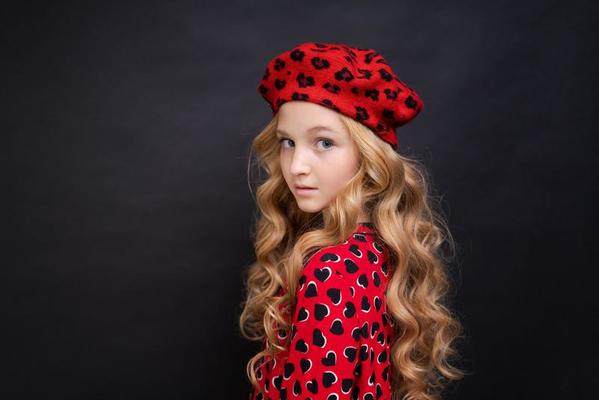 icono de la moda francesa. niño feliz con boina roja francesa y vestido negro 5885096 Foto de stock Vecteezy