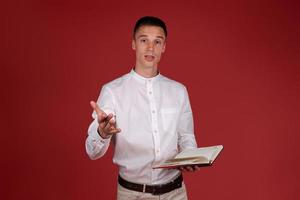 Photo an attractive business thinking guy holding planner thinking about idea