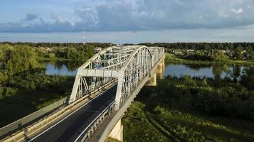 puente de hierro sobre el dron aéreo del río foto