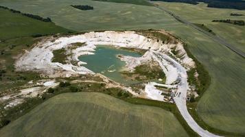 vista de la cantera de tiza desde la fotografía aérea de drones foto