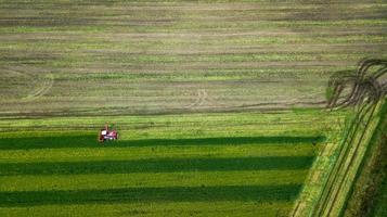 cosechadora roja en la fotografía aérea del campo agrícola foto