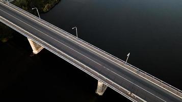 puente sobre el río con un quadcopter foto